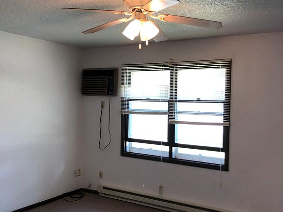 Ceiling fan and permanently mounted air conditioner in the living room