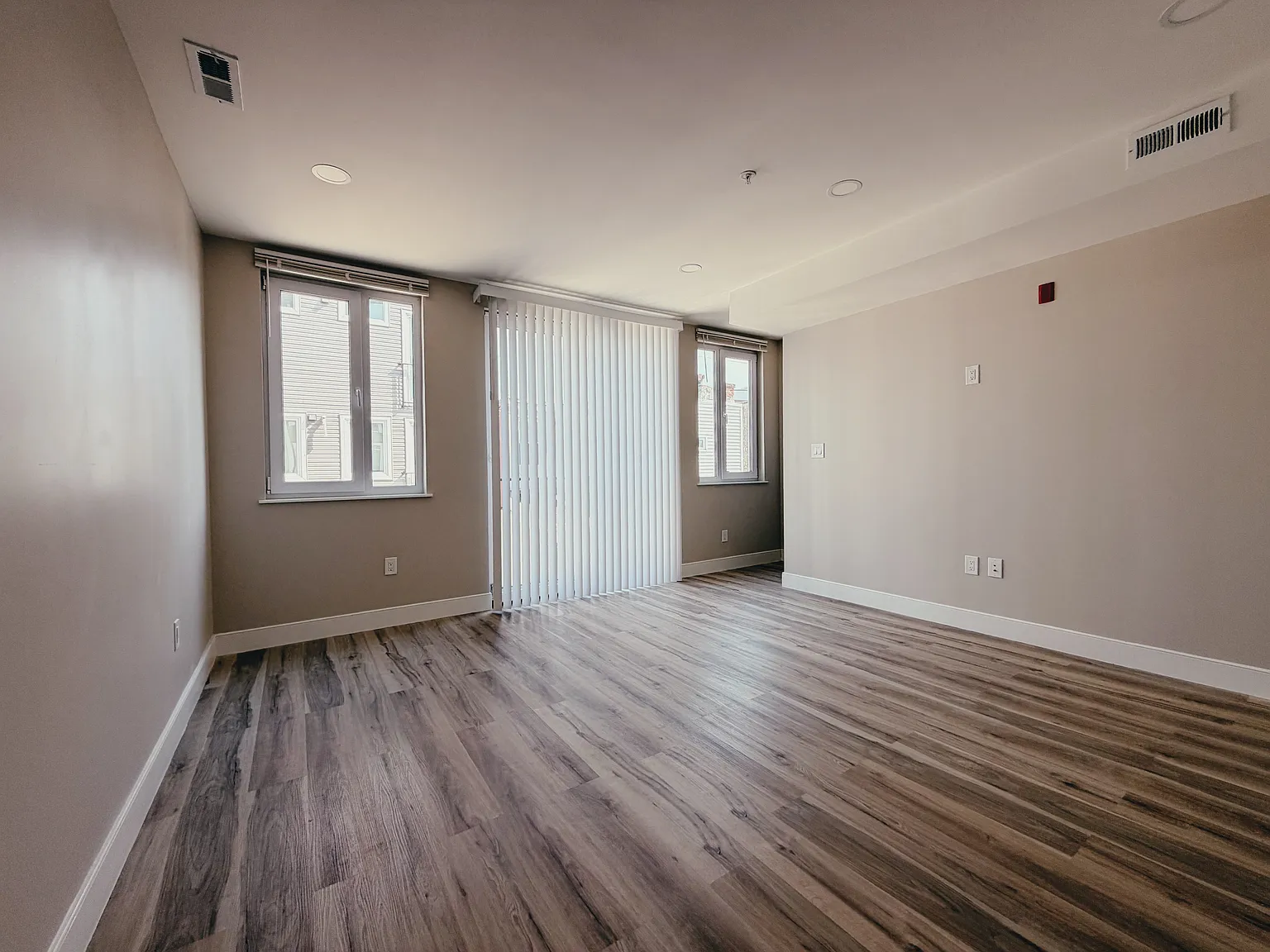 2 bed, 1.5 bath, 917 sqft, $2,700 — Photo 3