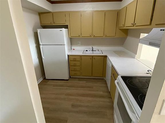 5th image of 470 Executive Center Dr APT 4M