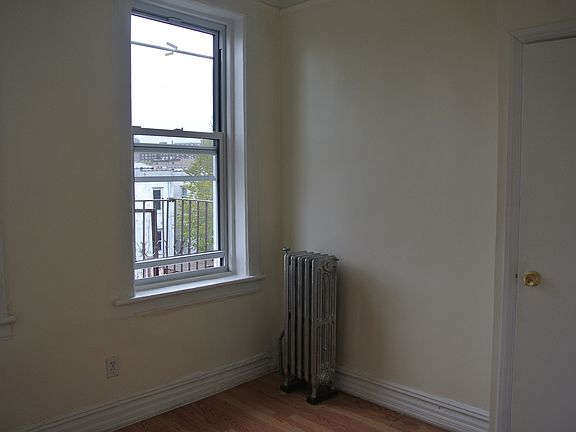3rd image of 784 E 214th St