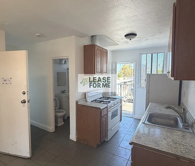 841 W Florence Ave — Photo 12