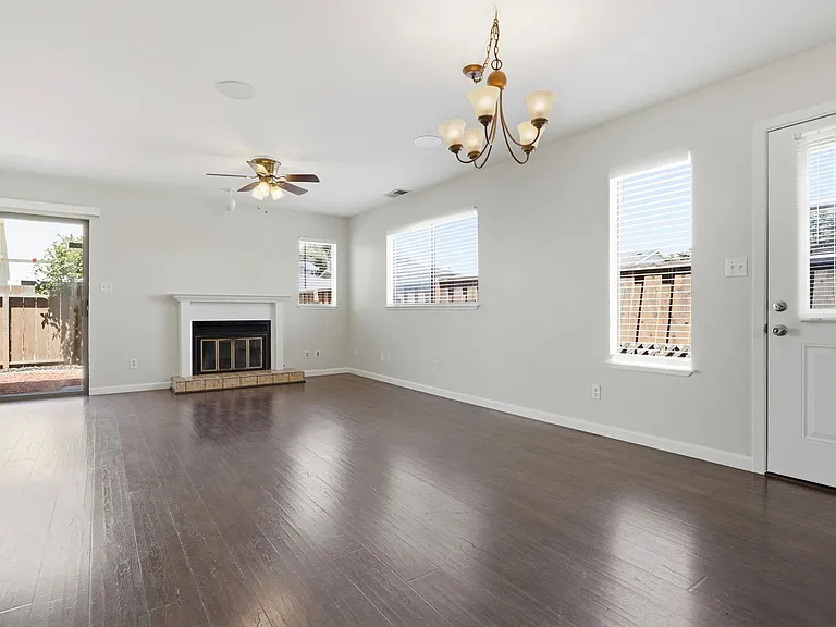 498B Beck St — Photo 5