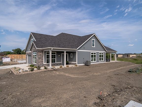 2nd image of 1001 NW Creekside Dr