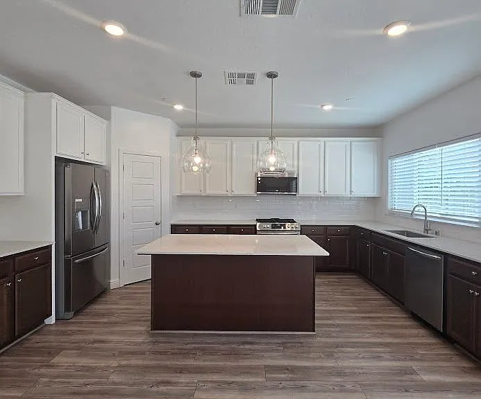 2320 S Claremont Ave — Photo 15