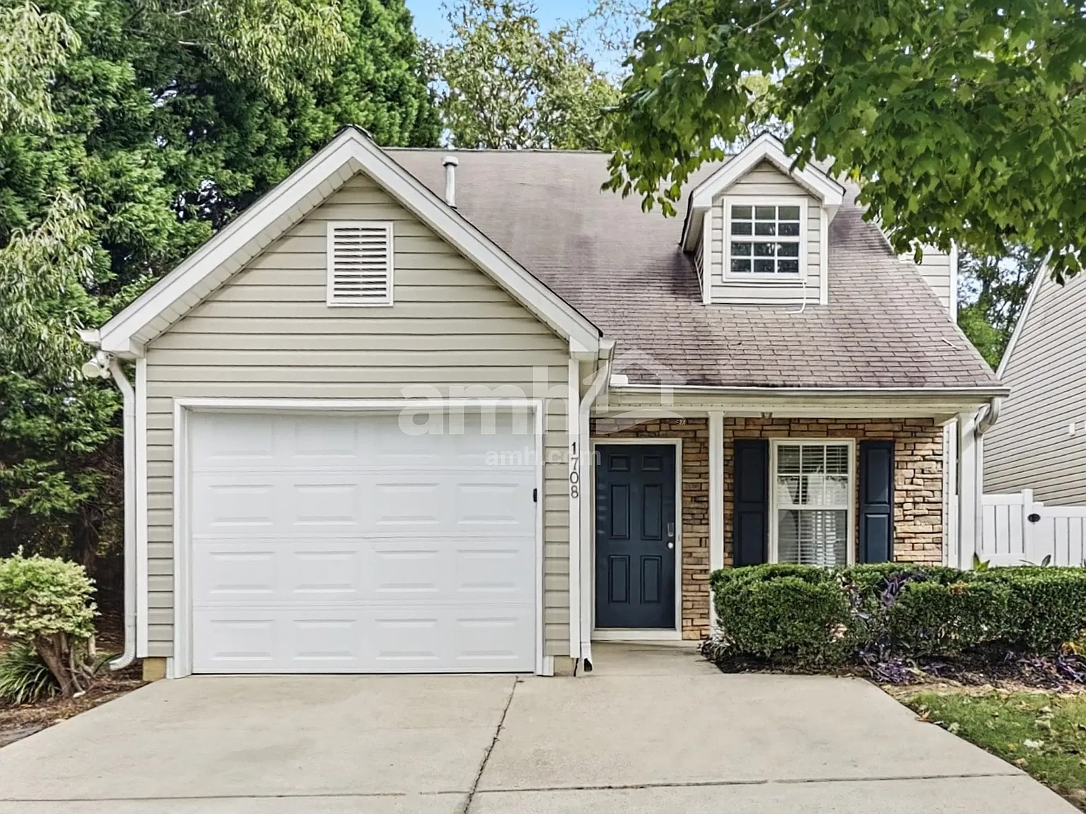 3 bed, 2.5 bath, 1400 sqft, $1,920 — Photo 1