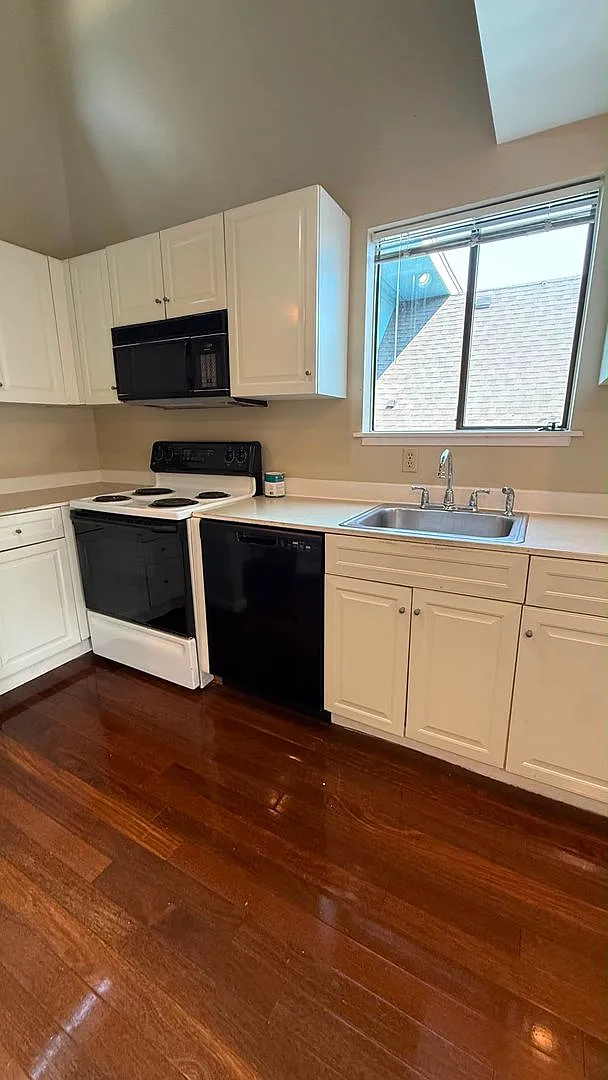 Great location in the vibrant Capitol Hill neighborhood! — Photo 3
