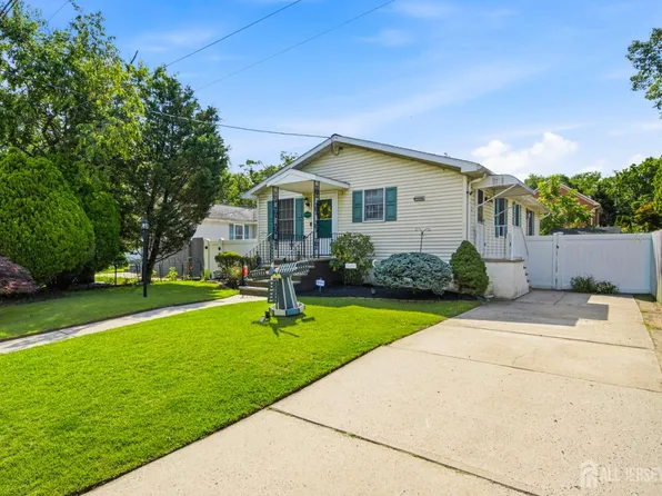16 Avenue B, Helmetta, NJ 08828