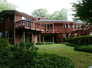 6905 Wilson Ln, Bethesda, MD 20817