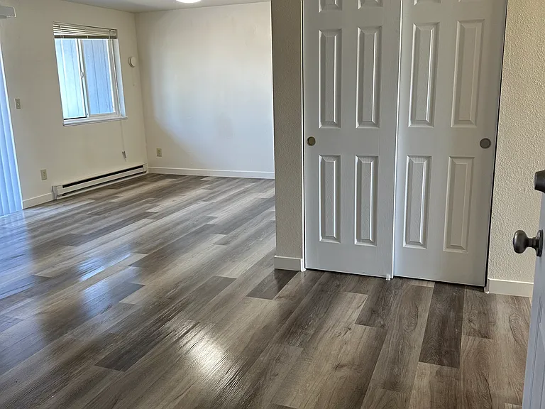 Sunset Square Apartments — Photo 7