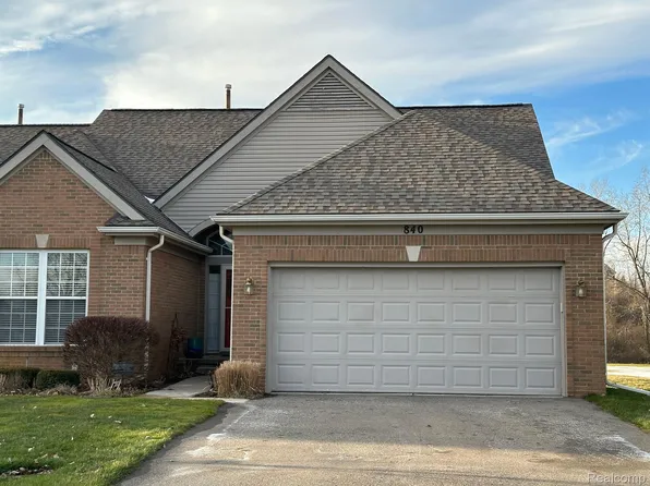 840 Golf Villa Dr, Oxford, MI 48371