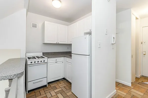 Rented by Avenues Real Estate | media 4