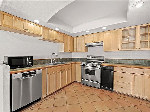 2nd image of 1616 Granville Ave APT 303