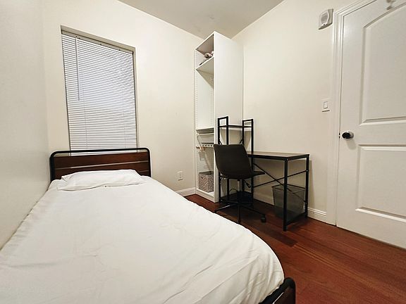 2nd image of 1551 Larkin St Room 10
