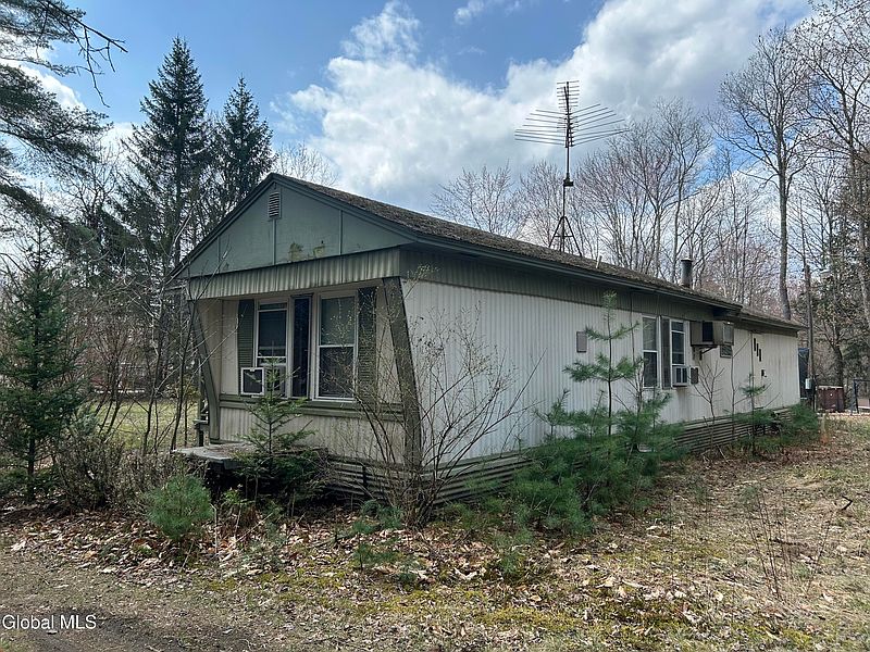 3rd image of 147 Lampman Road