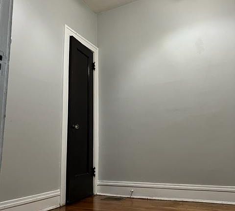 5th image of 1057 W Oakdale Ave #1