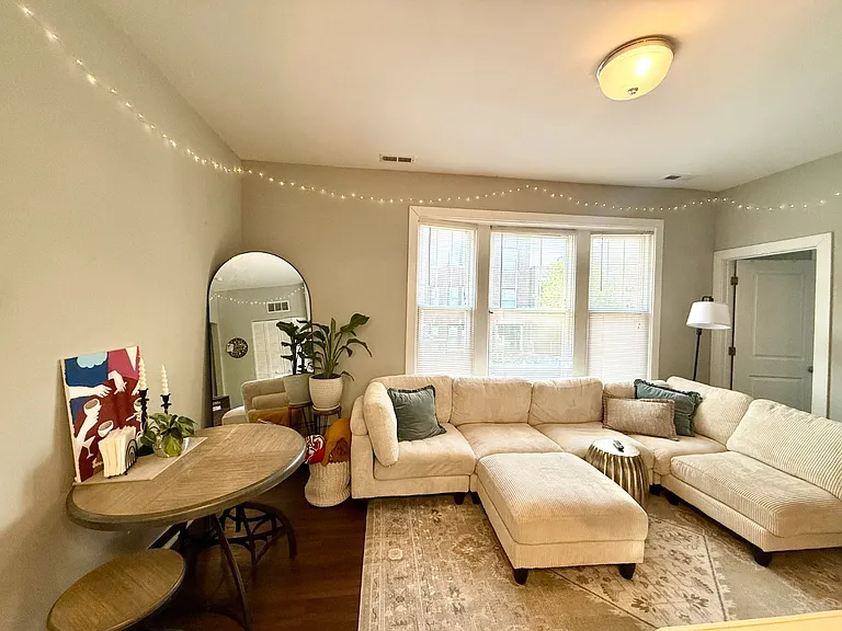 737 W Oakdale Ave #1W — Photo 4