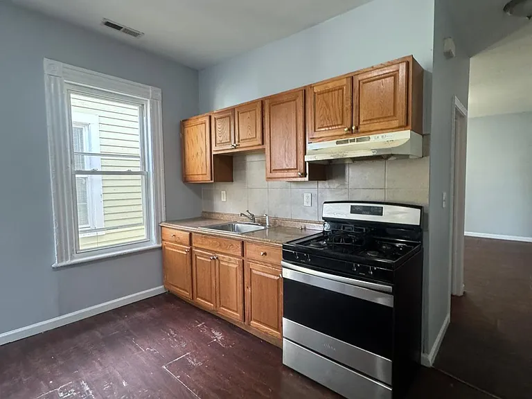 40 Center St — Photo 17