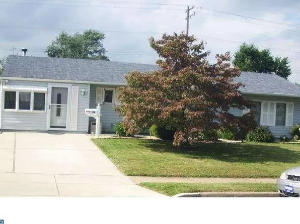 159 Pinewood Dr, Levittown, PA 19054
