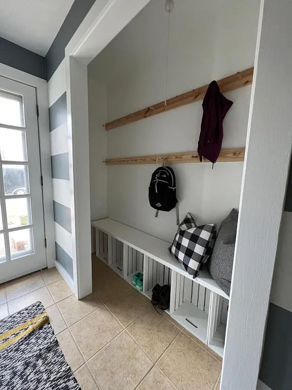 1735 Crestview Dr — Photo 3