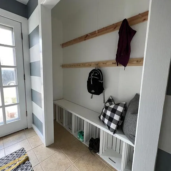 1735 Crestview Dr — Photo 3