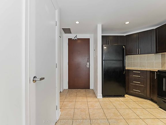 3rd image of 234 Rideau St #1210
