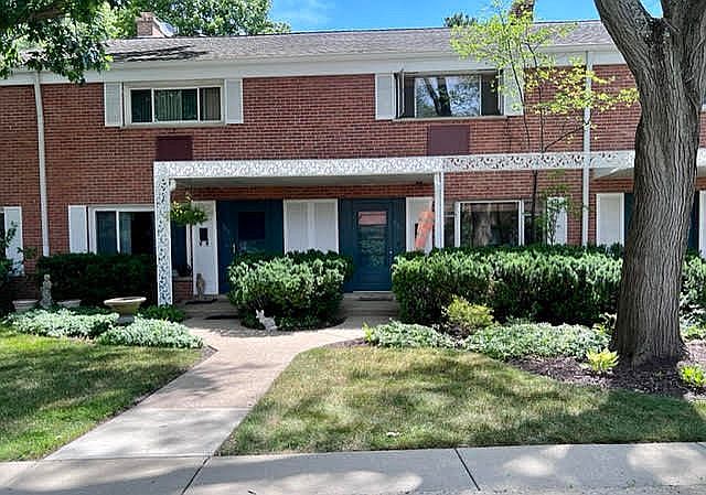 1st image of 665 Carriage Hill Dr