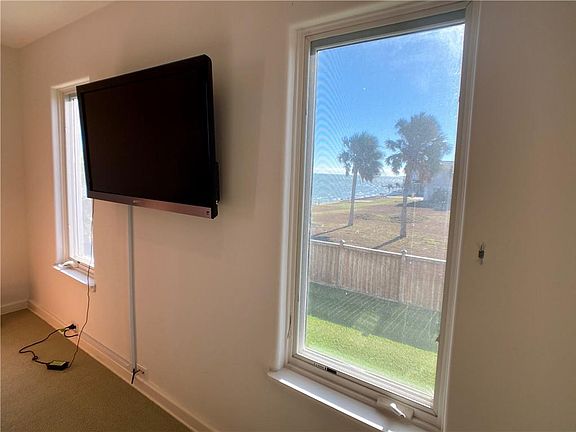 4th image of 4730 Ocean Dr #B