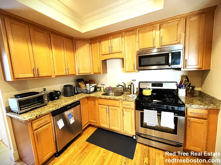 27 Lothrop St — Photo 3