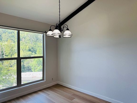 5th image of 2079 Ascot Dr Unit 236