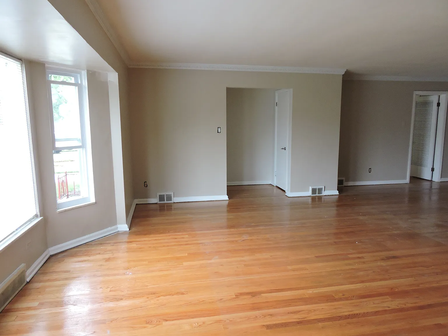4 bed, 2592 sqft, $2,300 — Photo 3