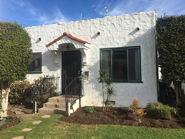 Stand-alone cottage in a pretty Spanish-style courtyard complex.