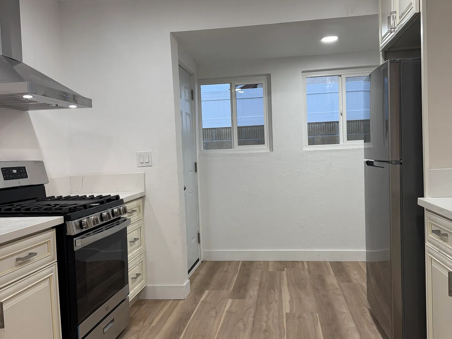 2 bed, 800 sqft, $3,600 — Photo 4