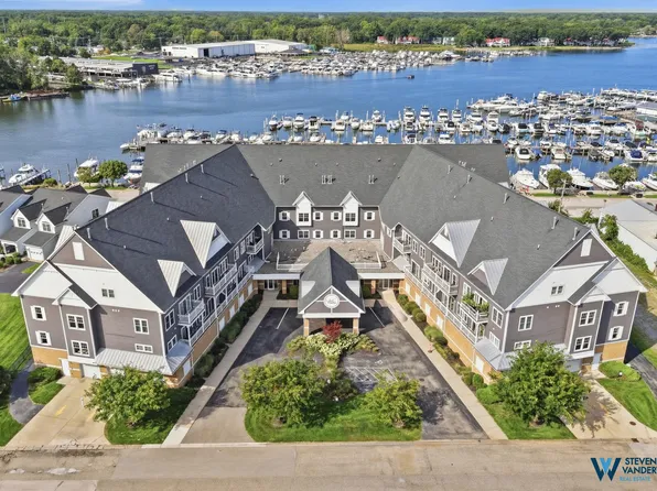 917 W Savidge St Unit 39, Spring Lake, MI 49456