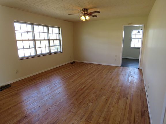 2nd image of 814 Goldfinch Ave