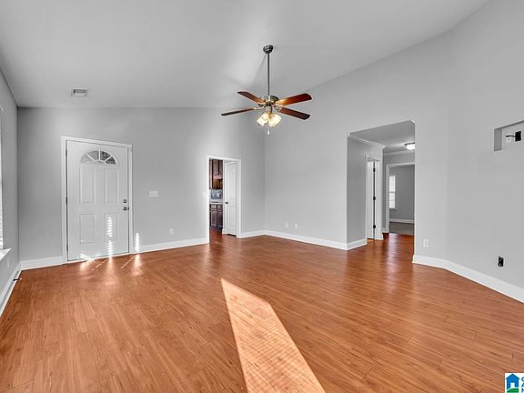 3rd image of 925 Clover Ave