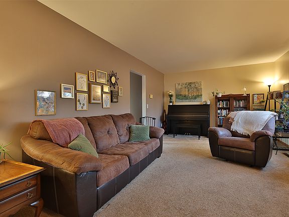 3rd image of 1409 Country Club Dr