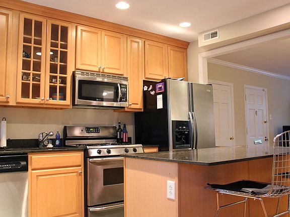 3rd image of 829 Westwood Dr APT 1E