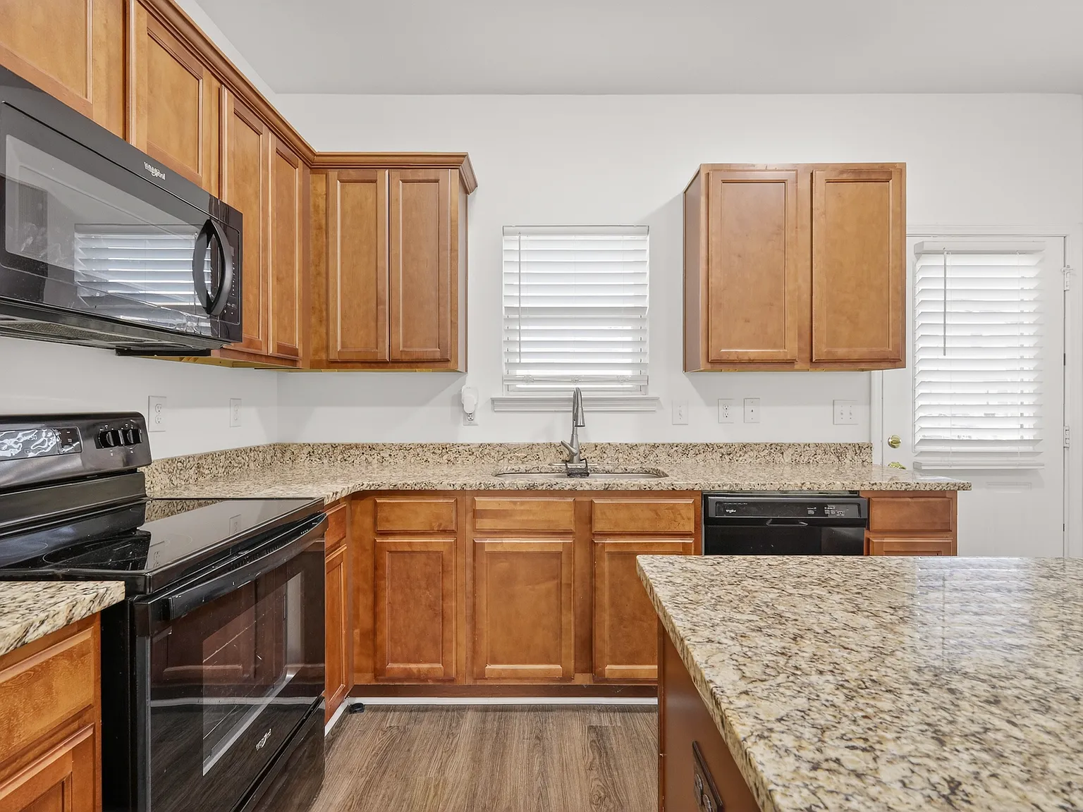 2 bed, 2.5 bath, 1167 sqft, $1,600 — Photo 3