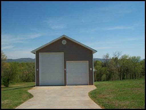 Detached garage