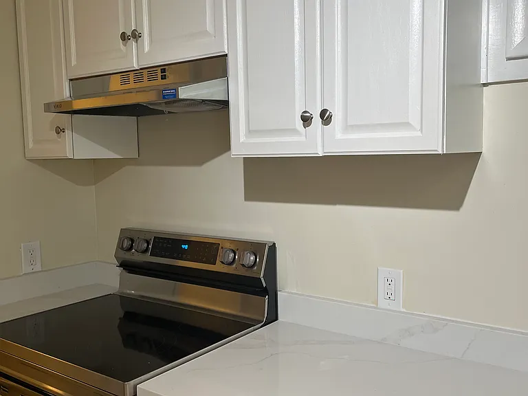 425 Butternut Ct — Photo 5