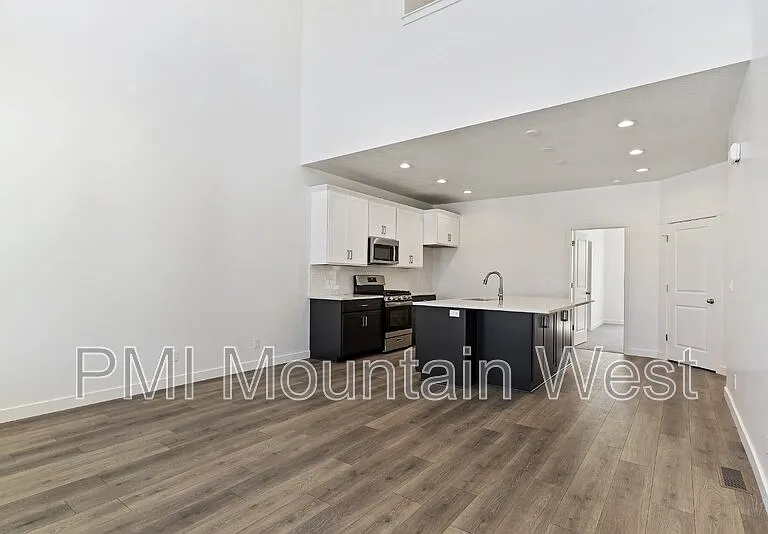 1836 W Red Twilight Ln — Photo 11