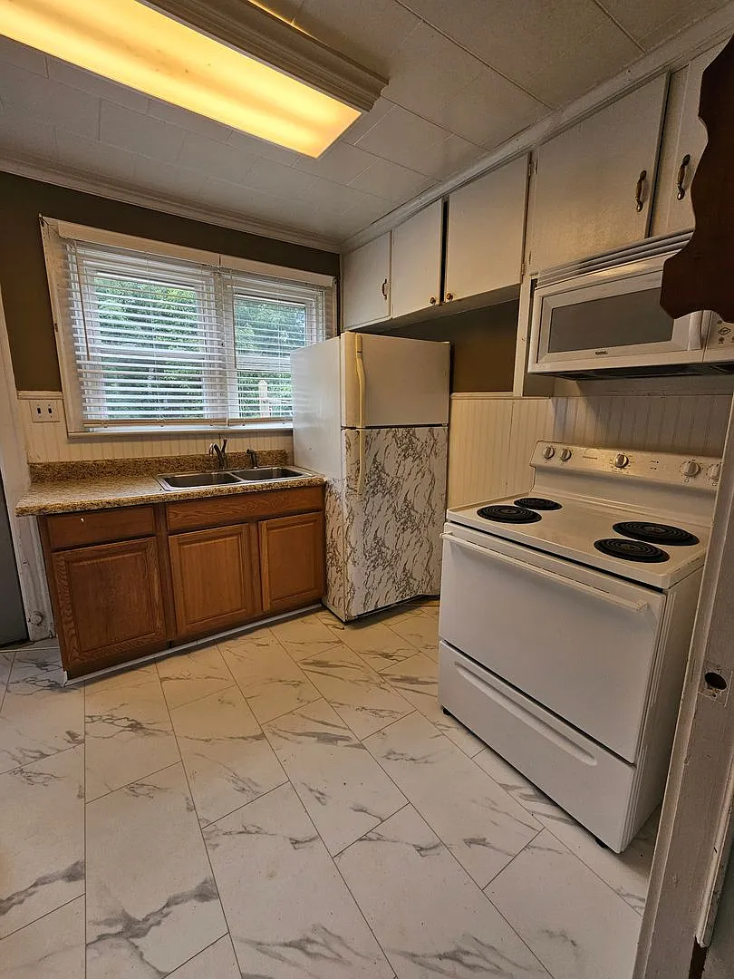 Charming 2 Bedroom Apartment located Minutes Outside of Downtown Sanford — Photo 4