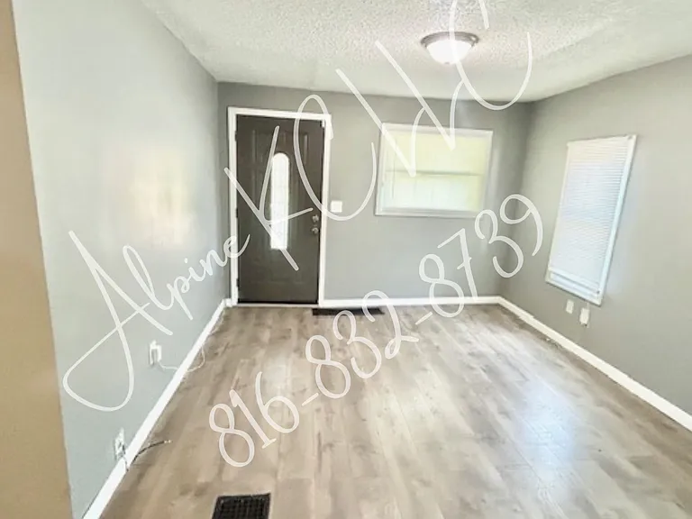 805 N Grand Ave — Photo 4