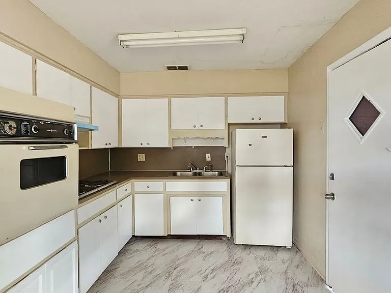 1216 E Myrtle St — Photo 6
