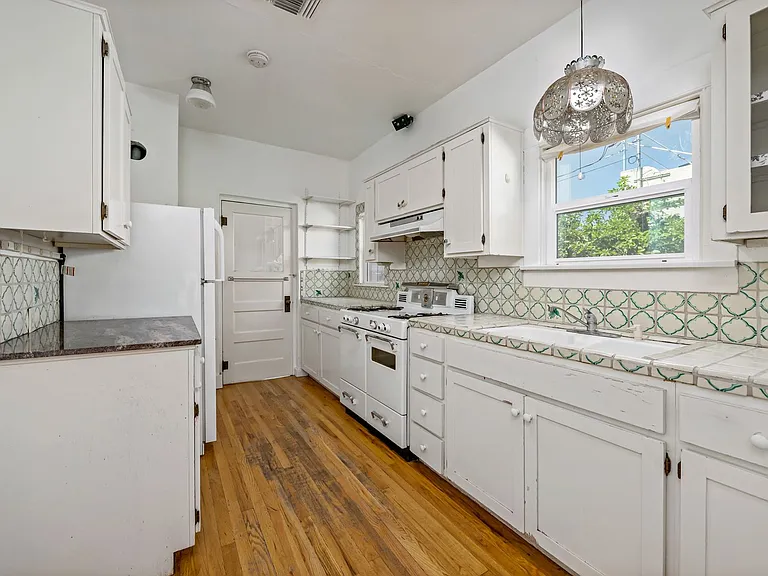 2710 E 6th St — Photo 5