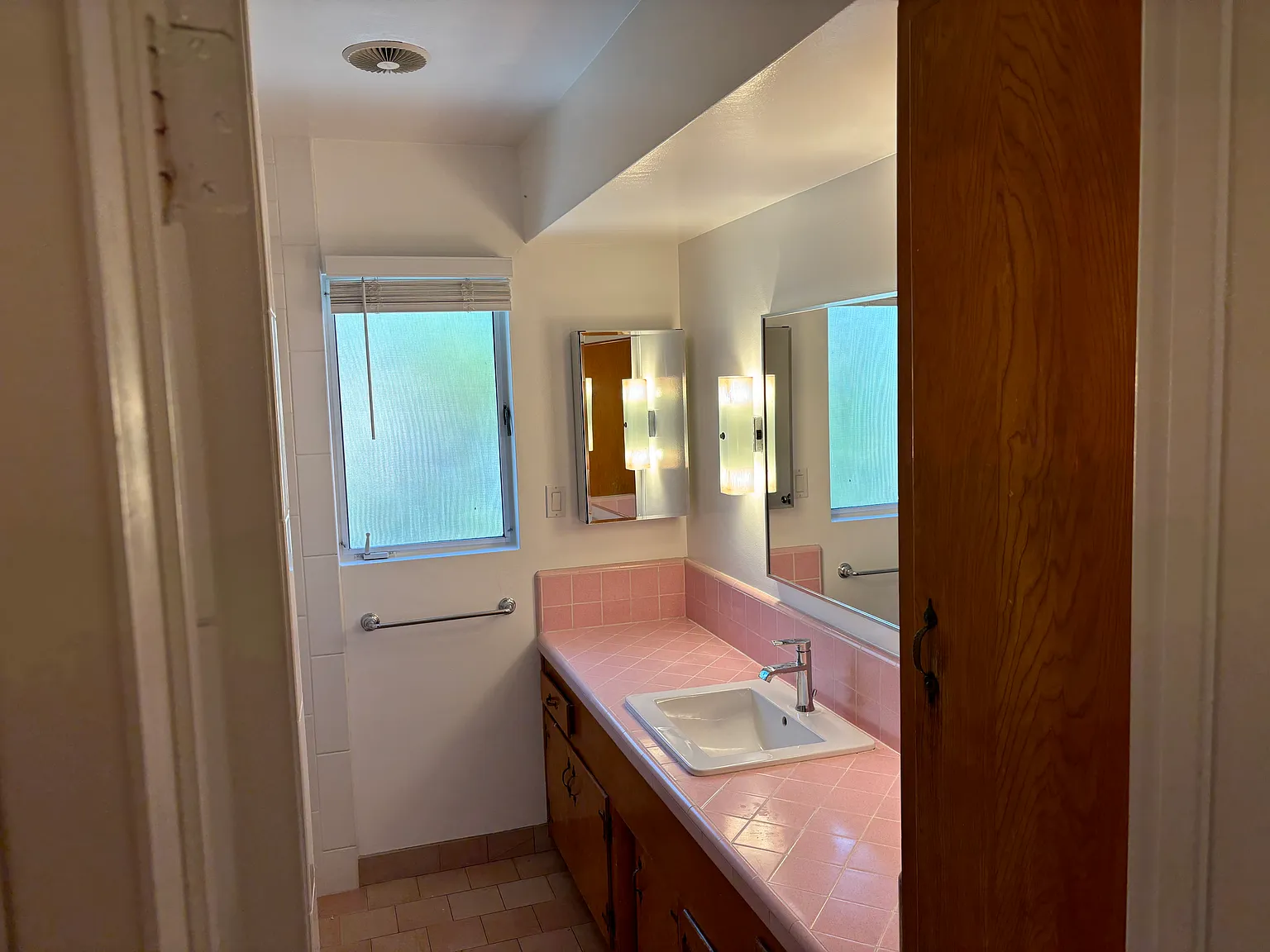 2 bed, 1180 sqft, $3,200 — Photo 3