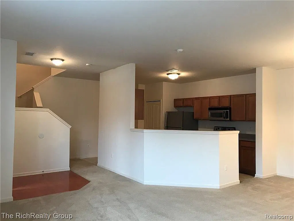 2 bed, 2.5 bath, 1669 sqft, $1,950 — Photo 2