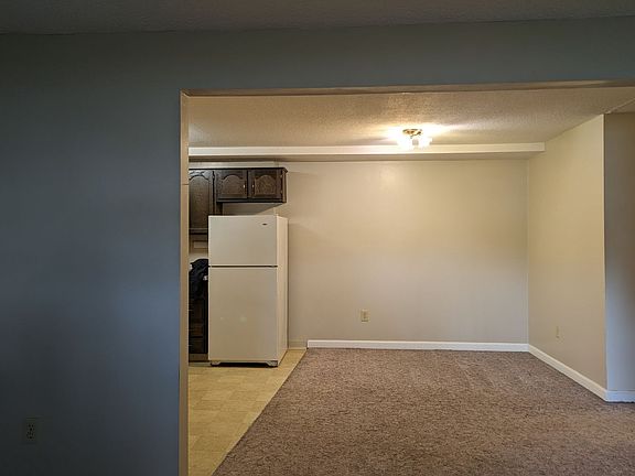 4th image of 14 Tiffany Rd APT 2