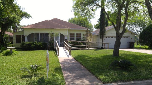 1st image of 521 W Kleberg Ave