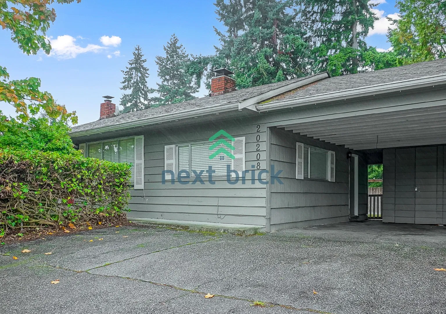Exquisite 3-Bedroom, 1-Bath Single-Family Rambler $2,600/Month — Photo 2